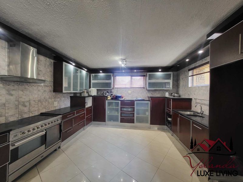 🏡✨ LUXURY FAMILY ESTATE WITH INCOME-GENERATING POTENTIAL IN OLYMPIA, WINDHOEK ✨🏡 - Photo 5
