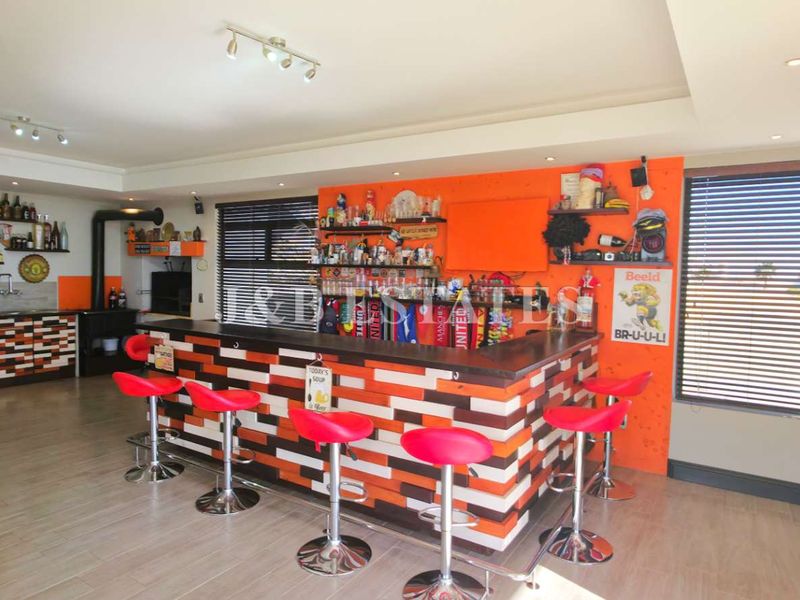 Stylish 5-Bedroom House - Photo 7