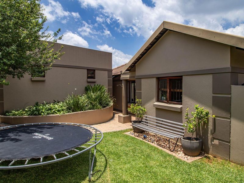 3 Bedroom, 2 Bathroom Home in Secure Complex - Photo 3