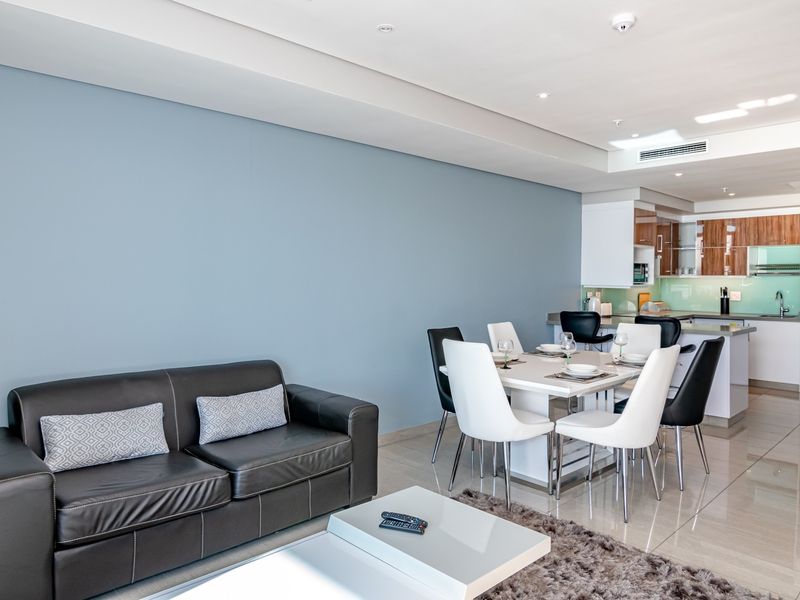 Elegant, easy living with breathtaking view - Photo 4