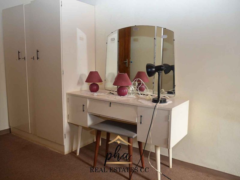 Immense house for sale with endless potential - Photo 8