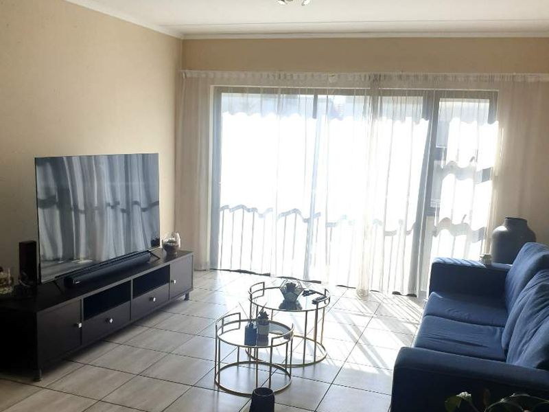 Modern Two Bedroom First Floor Apartment in Secure Ihita, Beverley - Photo 5