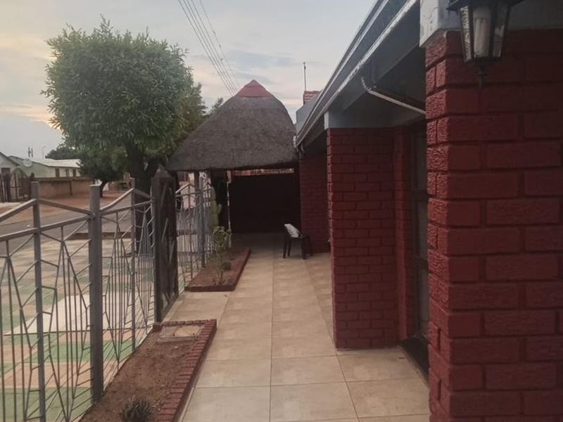 4 bedrooms house for sale in Soshanguve G - Photo 8
