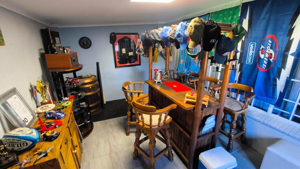 Entertainment Area / Bar