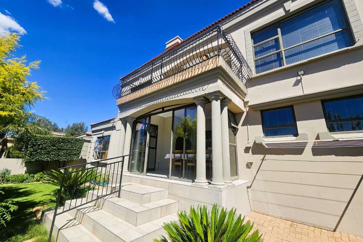 Exceptional One-of-a-Kind 3 Bedroom Townhouse in Dan Pienaar – Luxury, Space & Spectacular Views - Photo 3