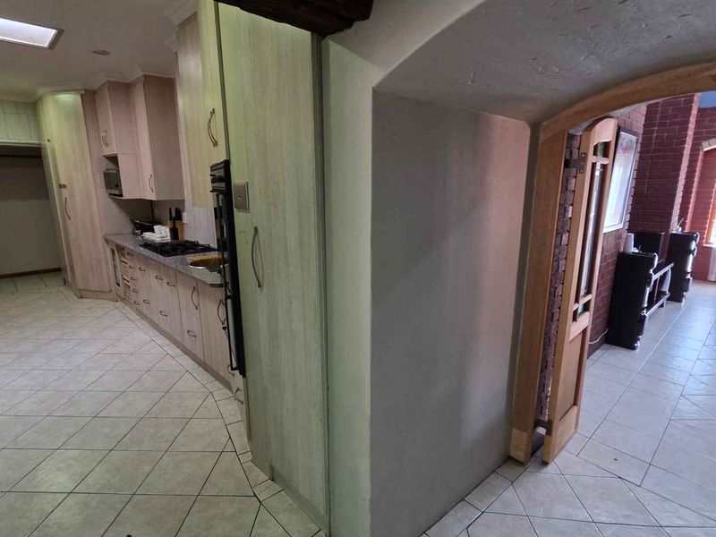 “Comfort, Space & Convenience – 5-Bedroom Home with Multiple Garages” - Photo 8