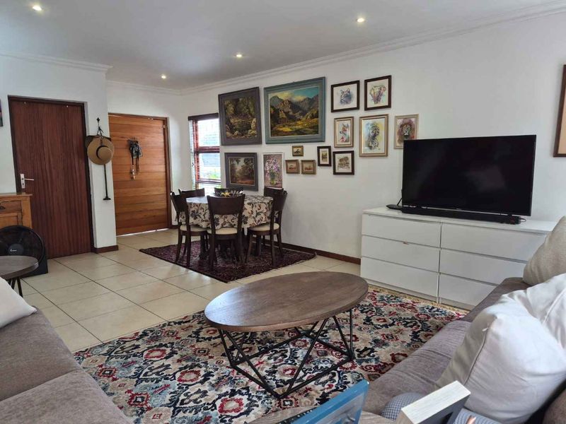 EXCLUSIVE HOME IN UPMARKET PET FRIENDLY COMPLEX (Small pets allowed) - Photo 4
