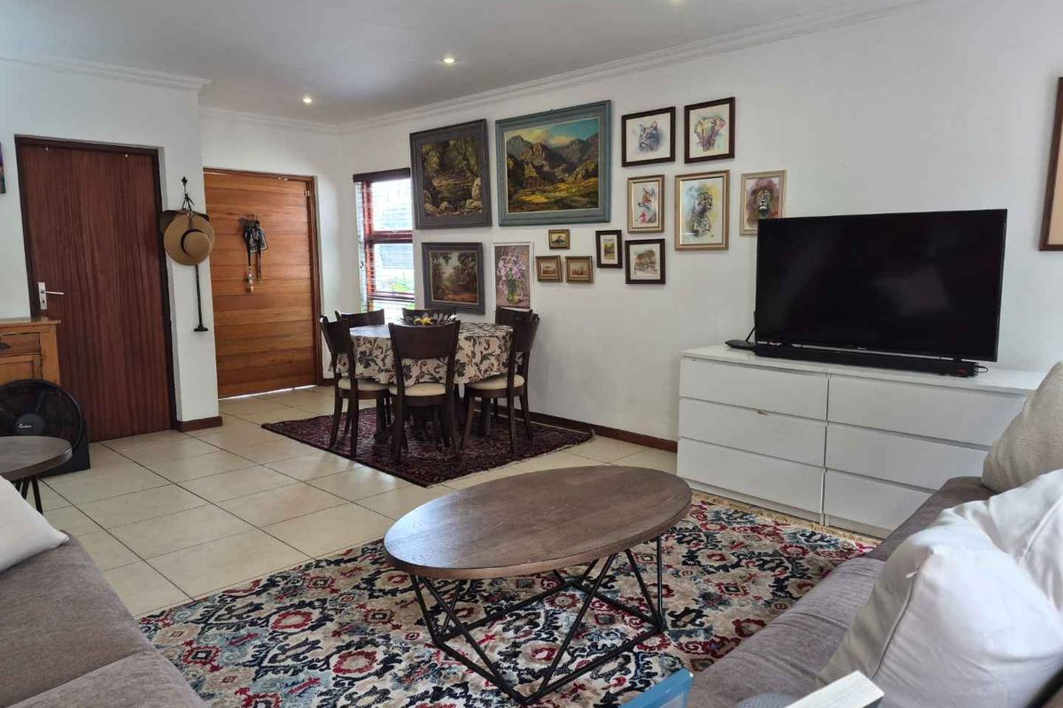 EXCLUSIVE HOME IN UPMARKET PET FRIENDLY COMPLEX (Small pets allowed) - Photo 4