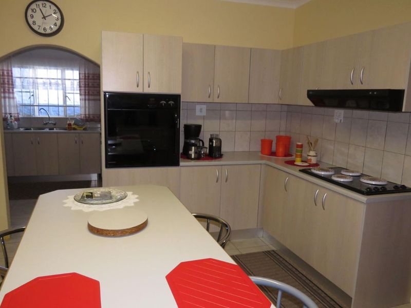 This impressive 3 bedroom family home of 391m2 is for sale in central Okahandja!! - Photo 5