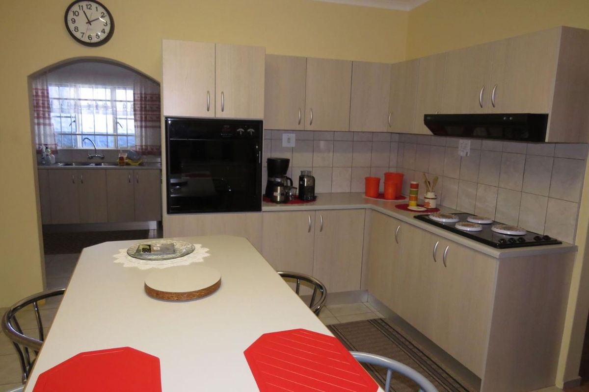 This impressive 3 bedroom family home of 391m2 is for sale in central Okahandja!! - Photo 5