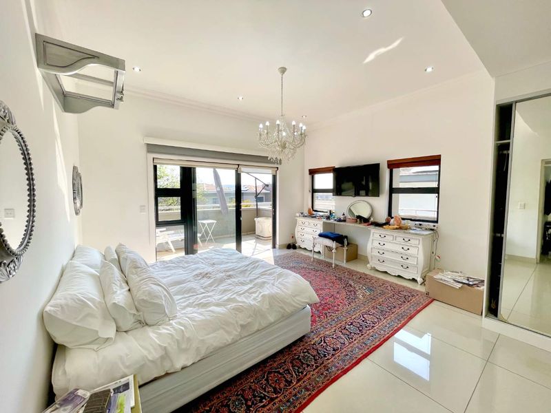 Elegant Family Living in Lombardy Estate – Luxury, Space & Timeless Comfort - Photo 6