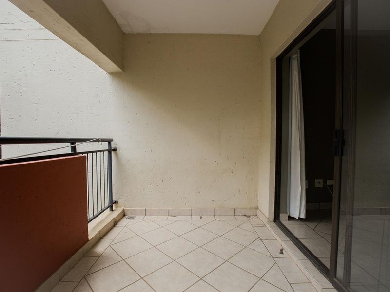 Bachelor Apartment with a Balcony - Photo 9