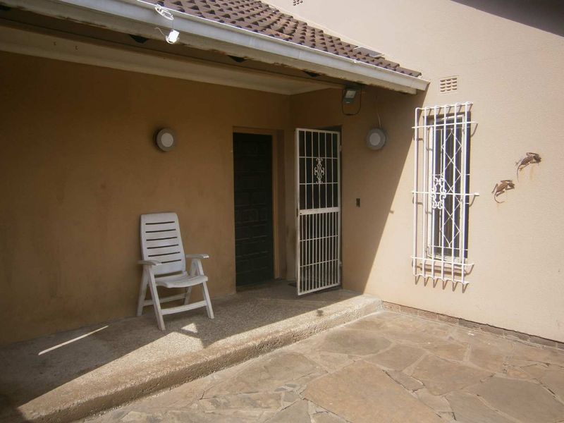 House to Rent in Brackendowns - Photo 2