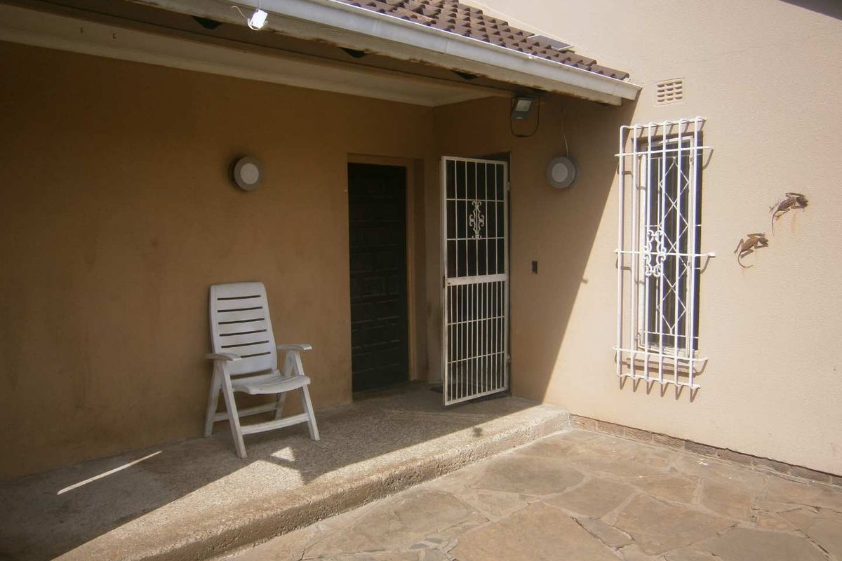 House to Rent in Brackendowns - Photo 2