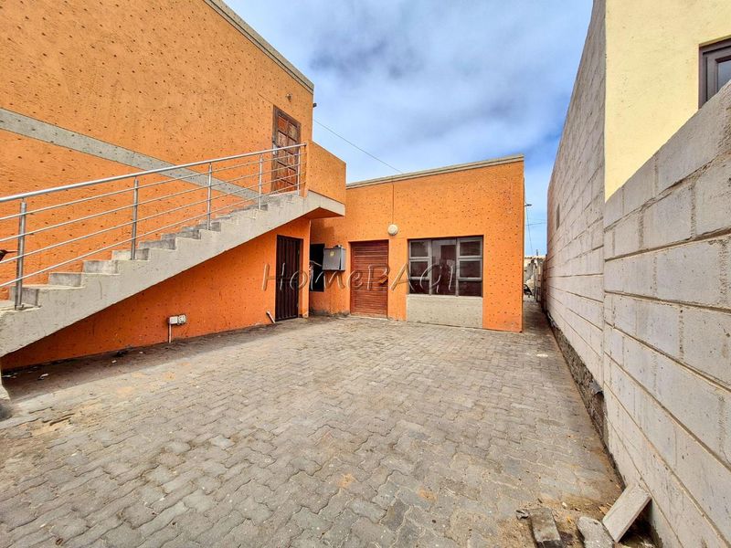 Kuisebmund, Walvis Bay:  Home with 2 Flats is for Sale - Photo 4
