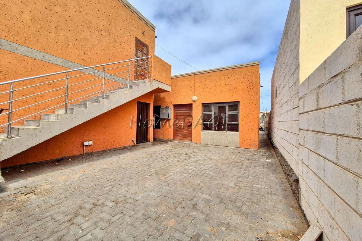 Kuisebmund, Walvis Bay:  Home with 2 Flats is for Sale - Photo 4