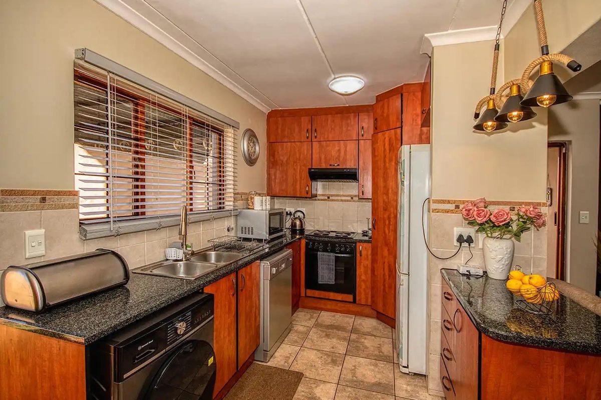 3 Bedroom Meyersig Modern Family home! - Photo 2