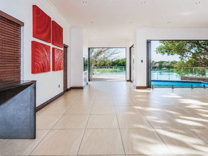 Beautiful Open-Plan Family Home on Internal Lake - Photo 8