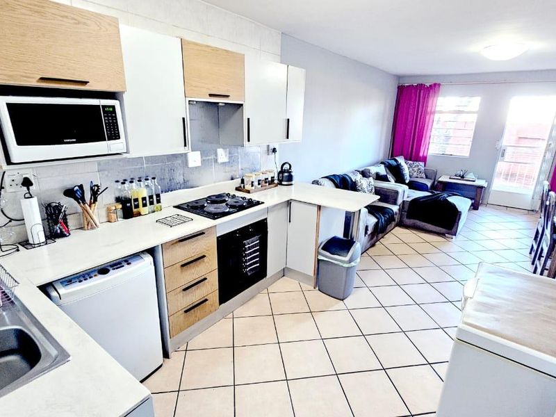 3 Bedroom Townhouse - Photo 4