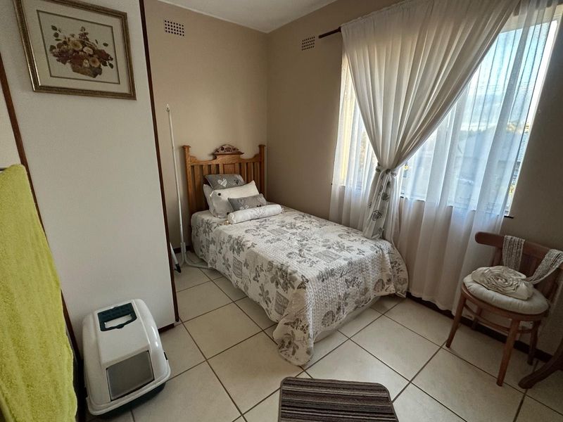 Spacious Centrally Located Apartment In Chrismar - Photo 5
