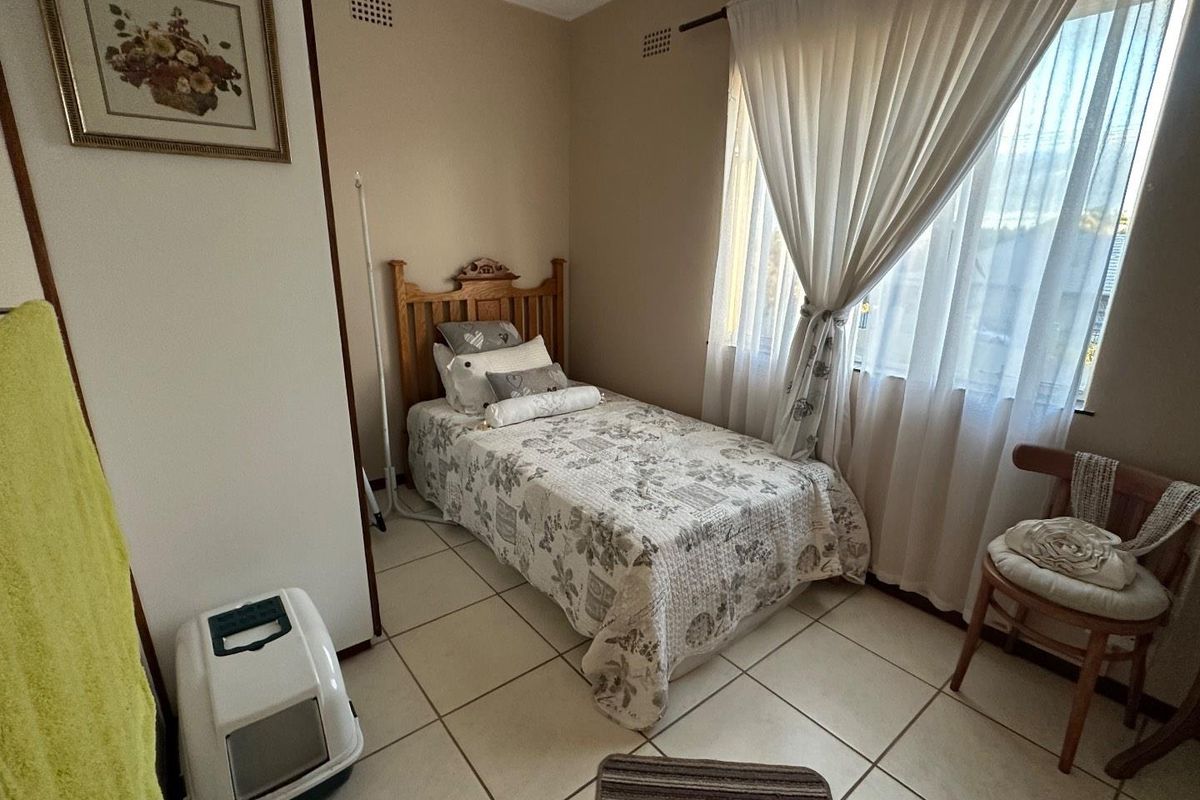 Spacious Centrally Located Apartment In Chrismar - Photo 5