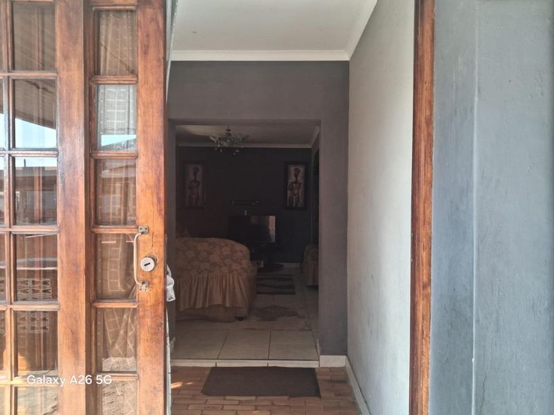 Spacious Family Home with Income-Generating Granny Flat - Photo 3