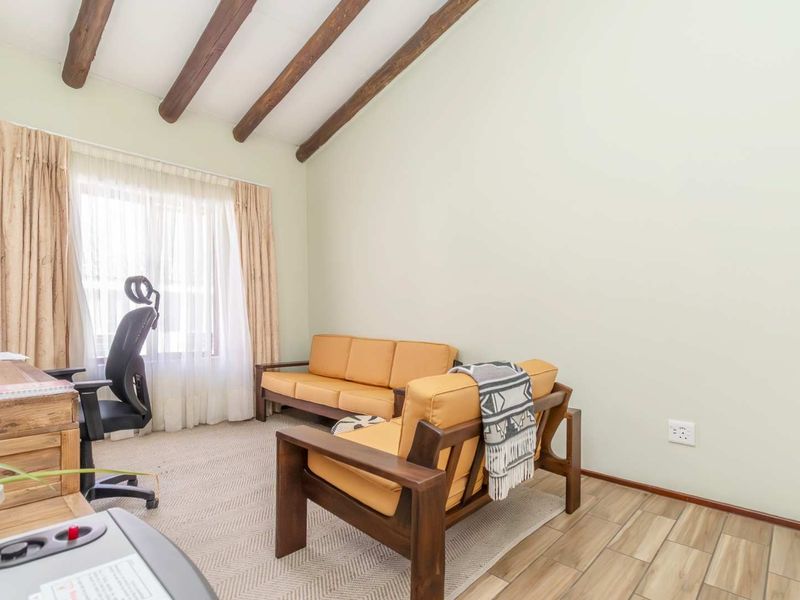 Spacious unit walking distance from Hillfox - Photo 10