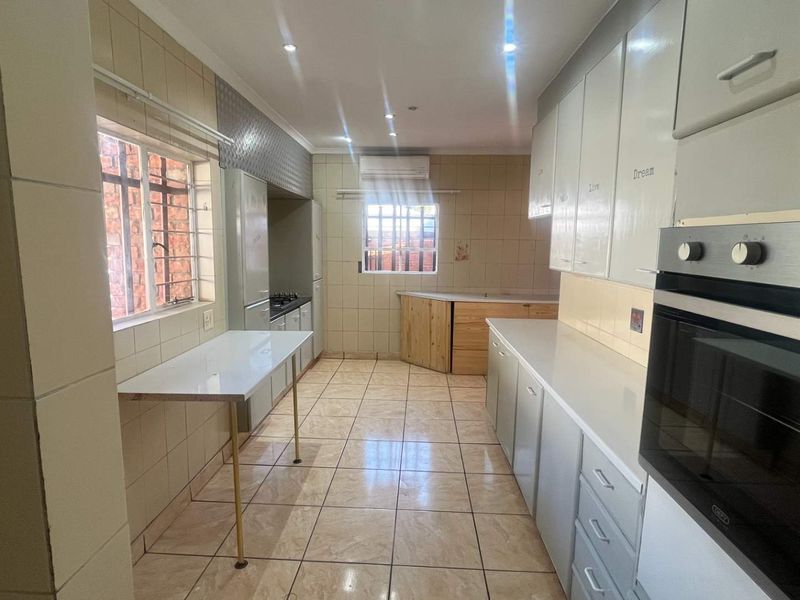 Property in Brackendowns - Photo 4