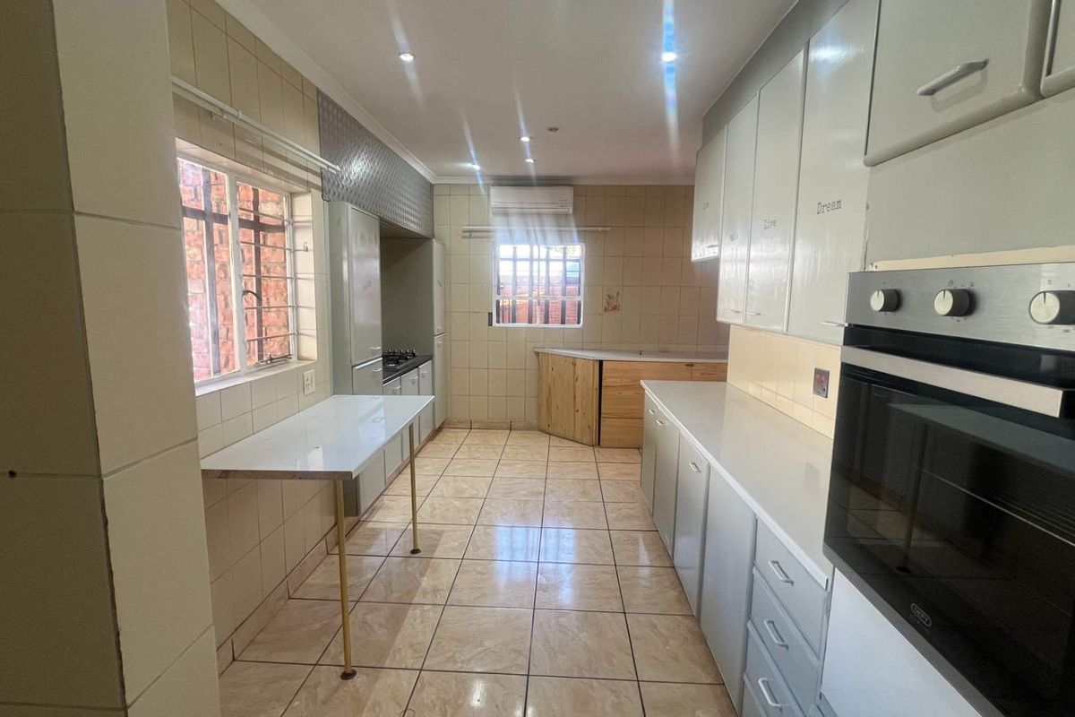 Property in Brackendowns - Photo 4