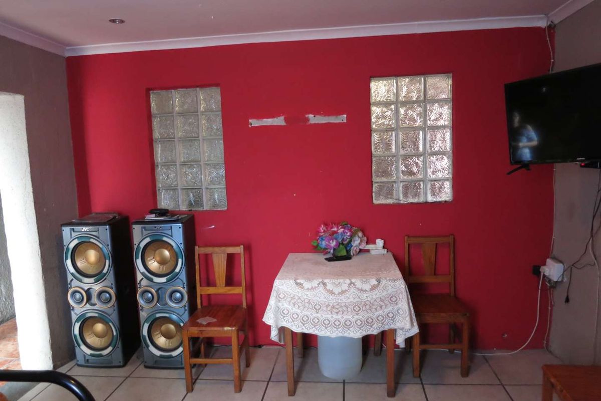 Beautiful 3 Bedroom House - Photo 3