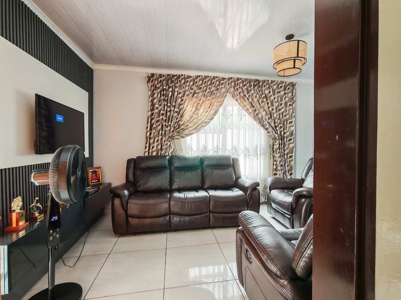 6 Bedroom   House for Sale in Cosmo City - Photo 7