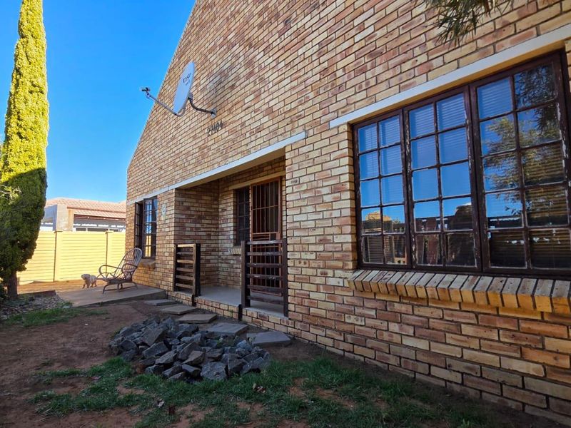 Neat Facebrick Family Home – Well Located & Move-In Ready - Photo 4