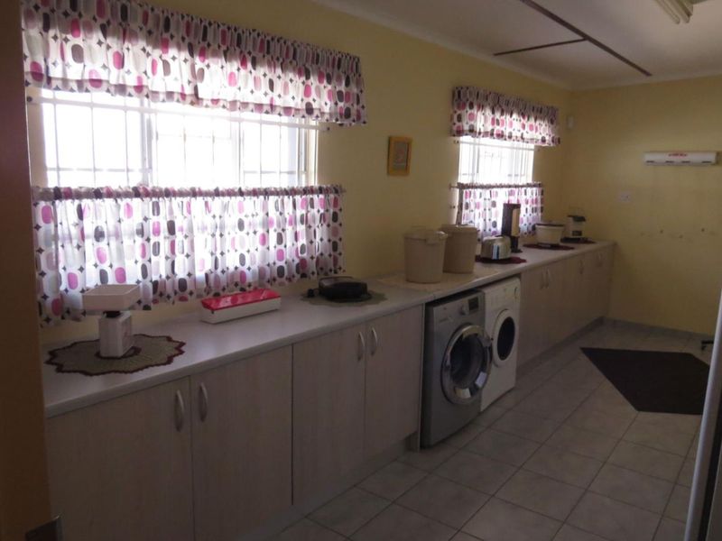 This impressive 3 bedroom family home of 391m2 is for sale in central Okahandja!! - Photo 7