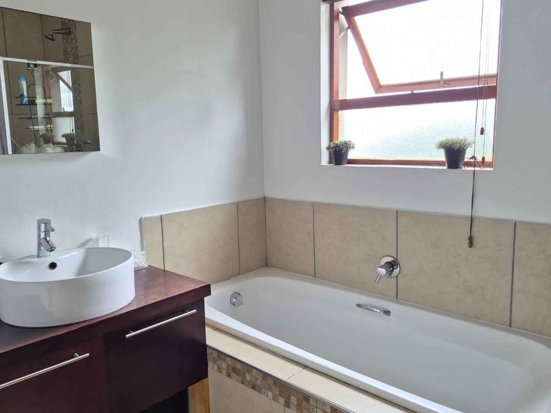 EXCLUSIVE HOME IN UPMARKET PET FRIENDLY COMPLEX (Small pets allowed) - Photo 3