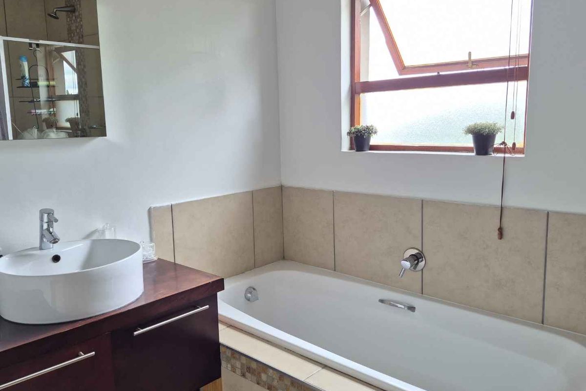 EXCLUSIVE HOME IN UPMARKET PET FRIENDLY COMPLEX (Small pets allowed) - Photo 3