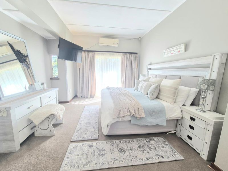 Neat at a pin, spacious family home - Photo 5