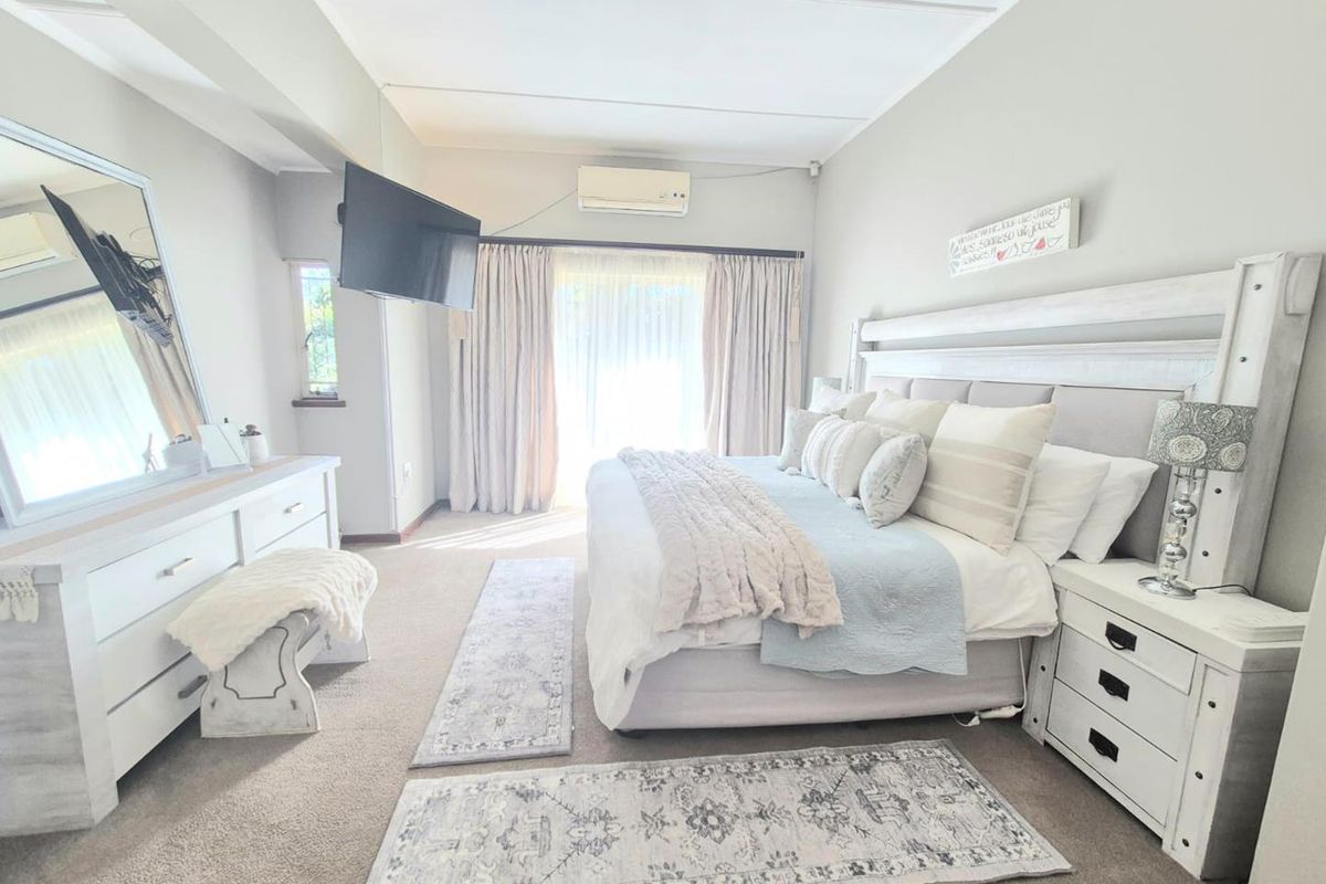 Neat at a pin, spacious family home - Photo 5