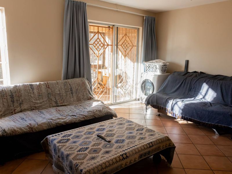 FOR SALE: 2-Bedroom Ground Floor Unit in Mooikloof Ridge - Photo 4