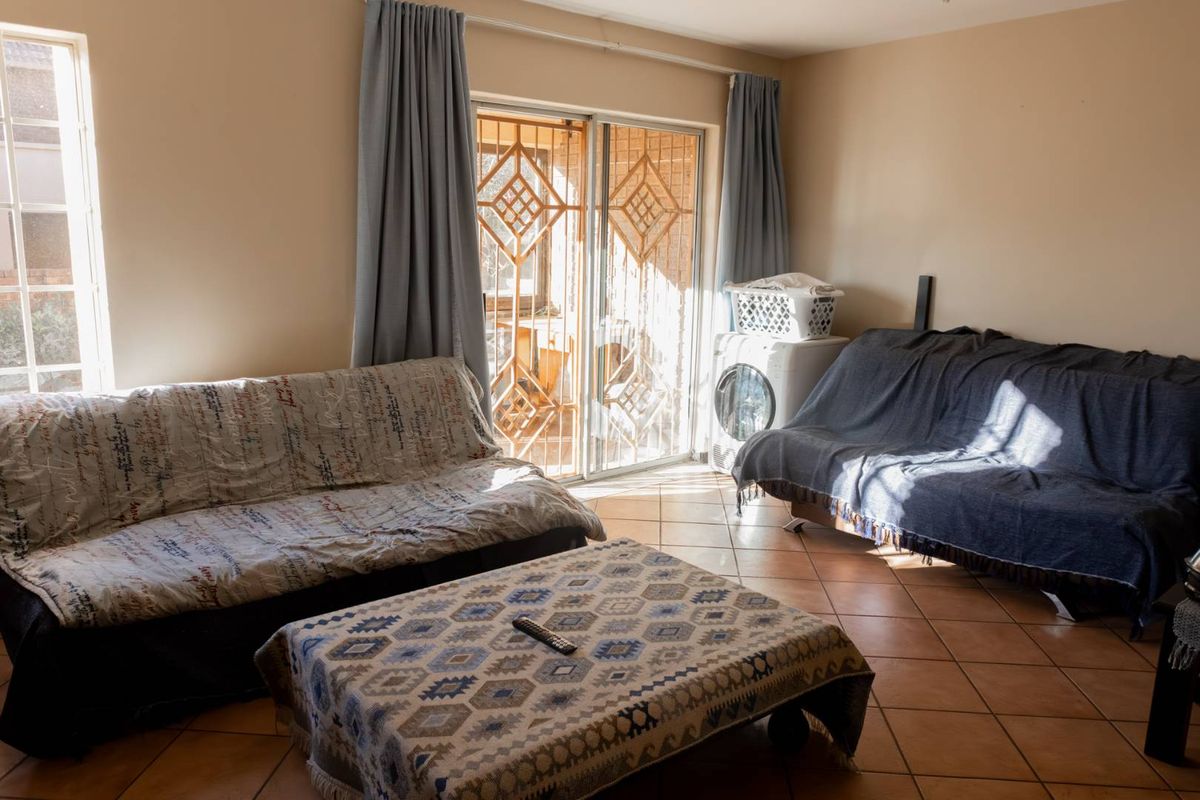 FOR SALE: 2-Bedroom Ground Floor Unit in Mooikloof Ridge - Photo 4