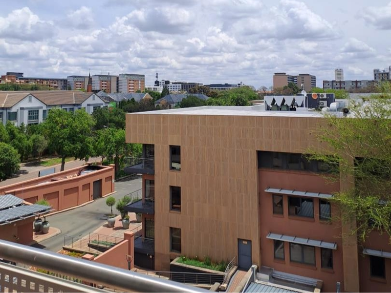 Stylish Hillcrest Loft Near Hatfield – Modern Living Meets Prime Investment Opportunity! - Photo 1