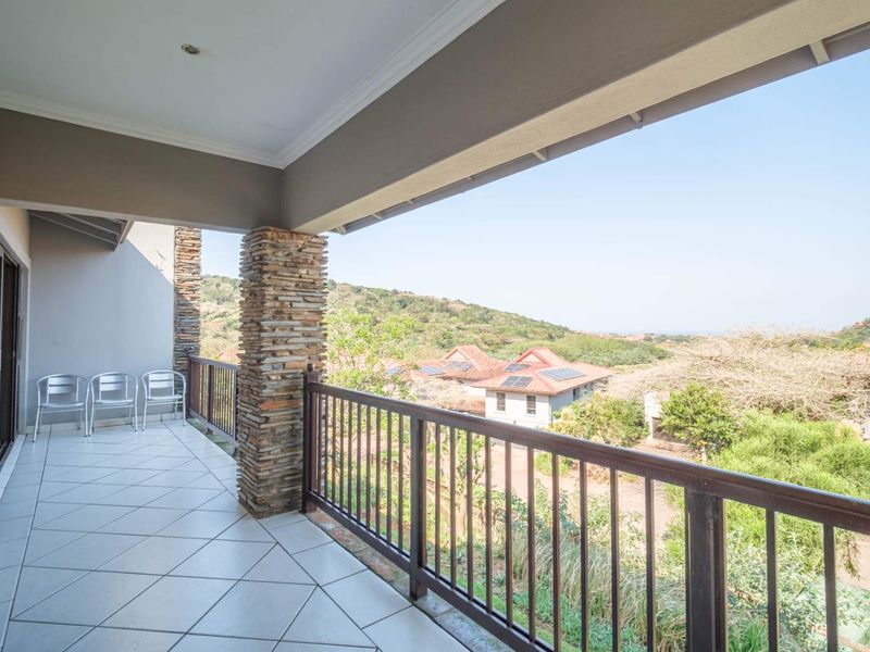 Luxurious 3-Bed Apartment with distant ocean views & a serene coastal atmosphere - Photo 4