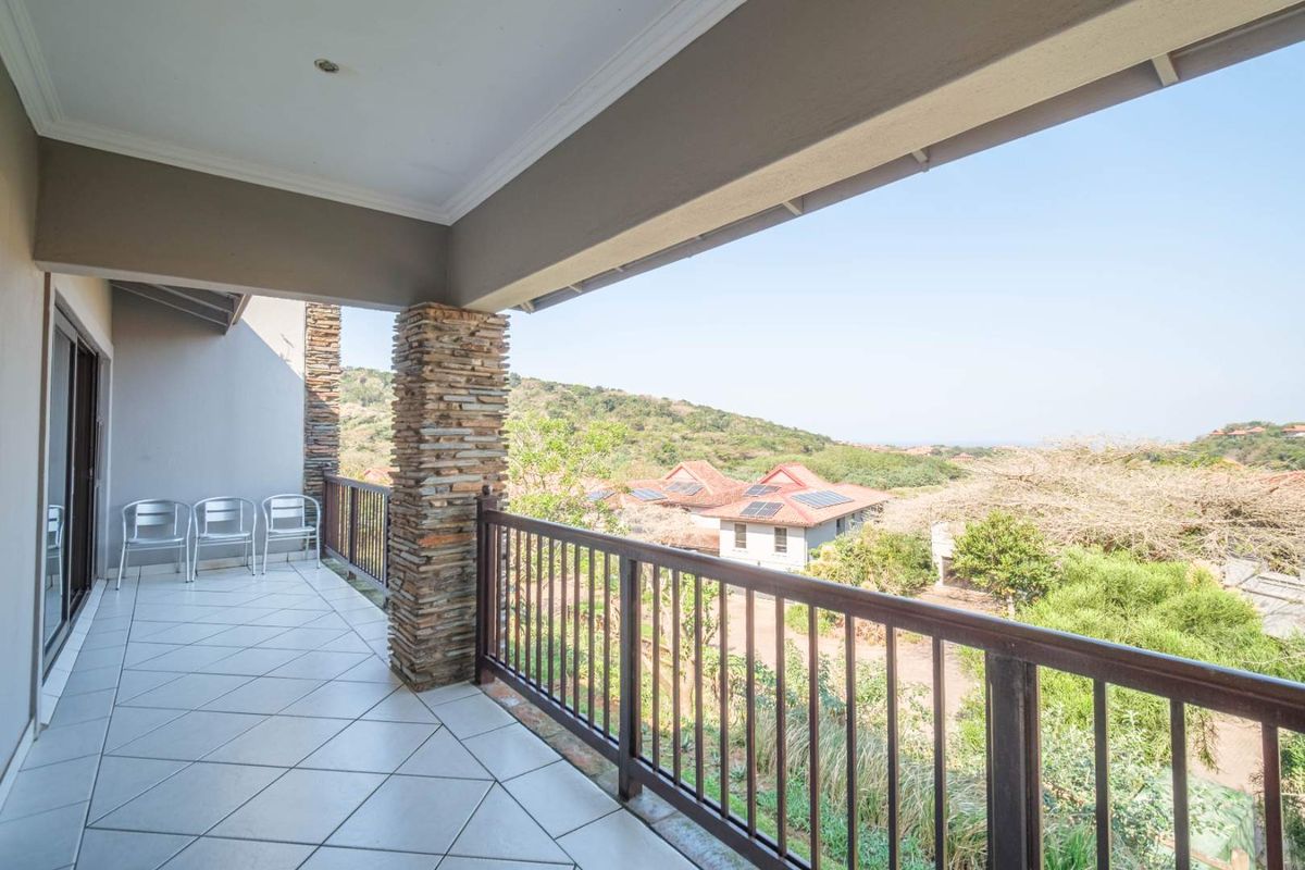 Luxurious 3-Bed Apartment with distant ocean views & a serene coastal atmosphere - Photo 4