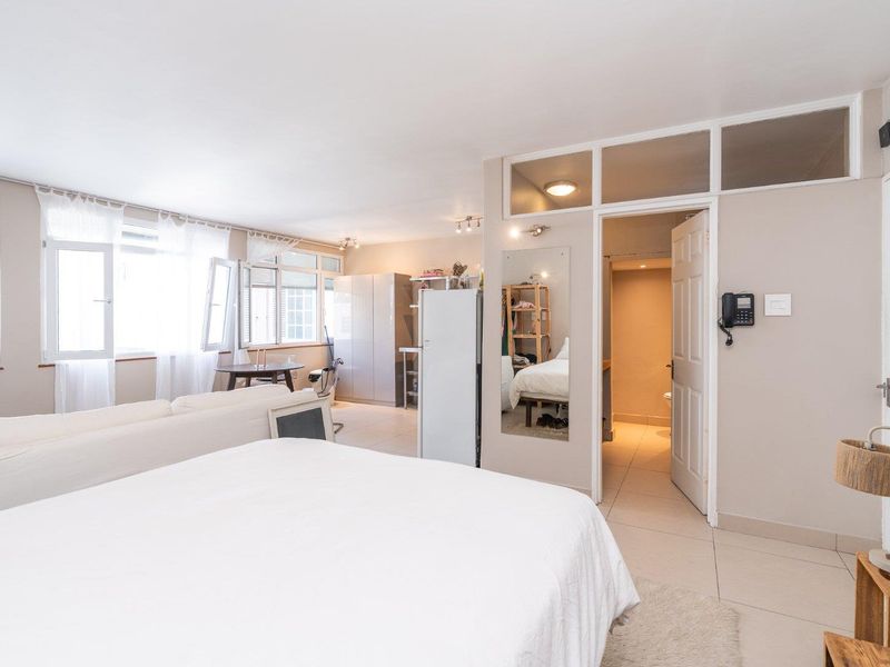Invest Smart: Airbnb friendly Studio Apartments in Cape Town's Hotspot! - Photo 5