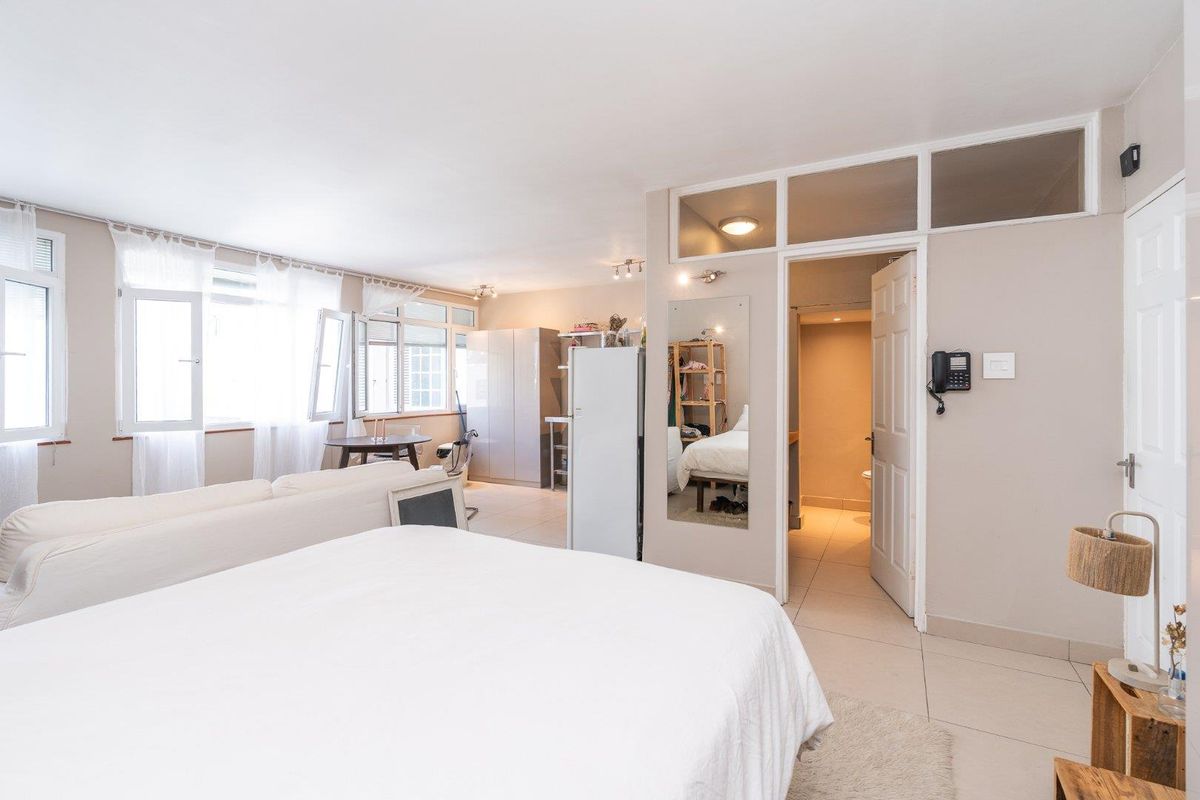 Invest Smart: Airbnb friendly Studio Apartments in Cape Town's Hotspot! - Photo 5