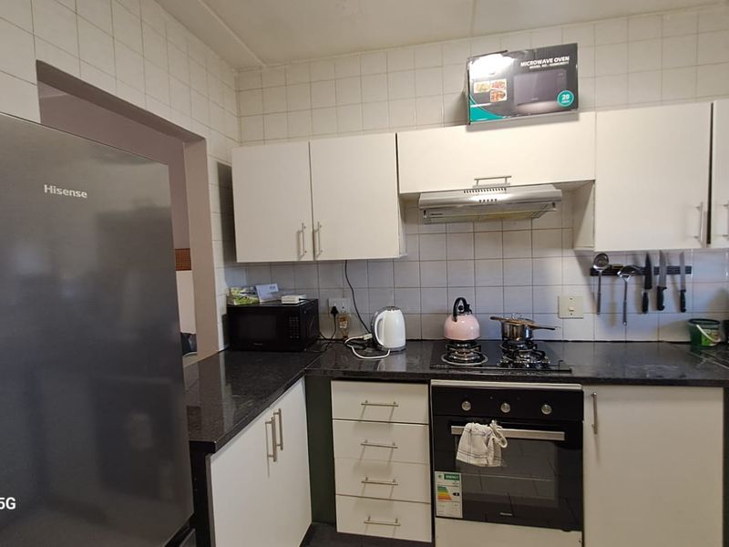 2 Bedroom Groundfloor Apartment with Carport in Secure Complex - Photo 7