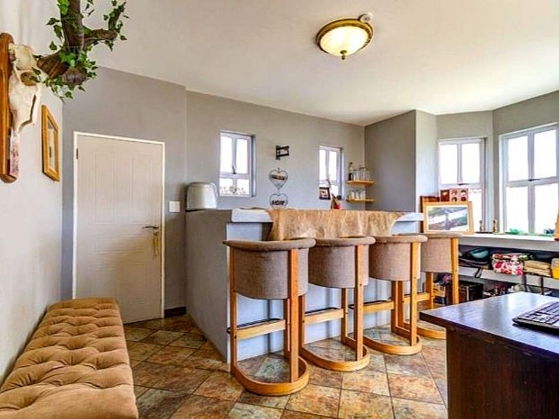 Luxury Family Residence in the Heart of Glen Erasmia Security Boulevard, Glen Marais  Positioned within the prestigious and highly sought-after Glen Erasmia - Photo 10