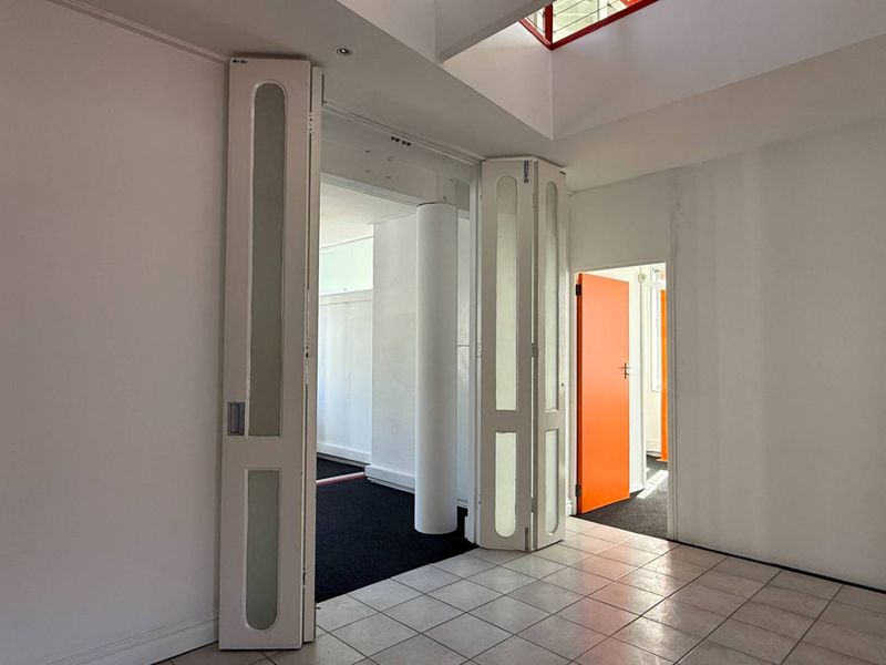 Duplex Style 400m2 office to let in prime location - Photo 2