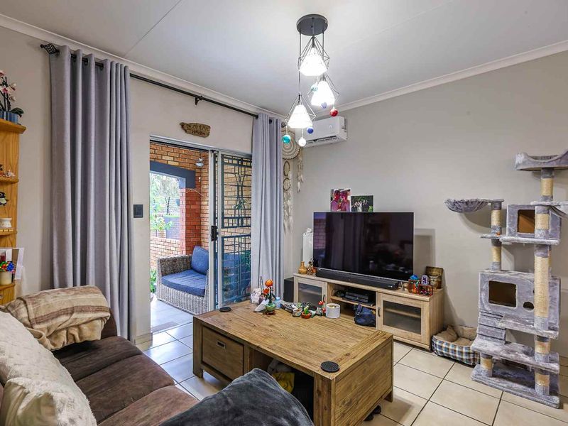 Charming & Modern 2-Bedroom Townhouse - Photo 9