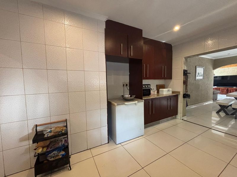 Elegant Family Home with Two Flatlets for Sale in Glenvista - Photo 5