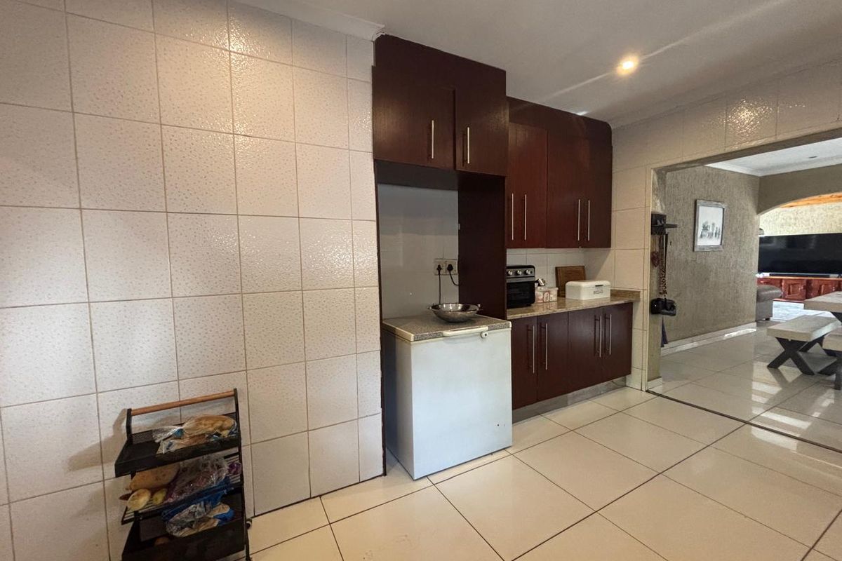 Elegant Family Home with Two Flatlets for Sale in Glenvista - Photo 5